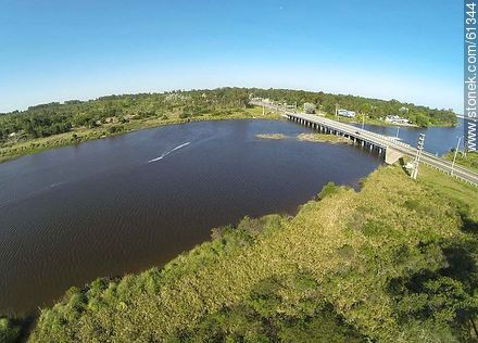 Foto aérea del puente de la ruta Interbalnearia sobre el arroyo Pando. El Pinar, Neptunia y Pinamar - Departamento de Canelones - URUGUAY. Foto No. 61344