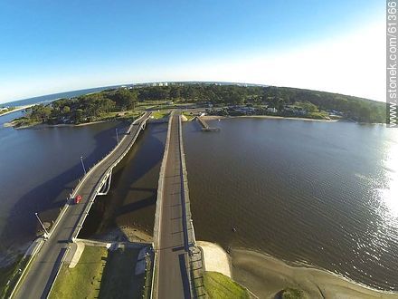 Vista aérea del puente ondulante de La Barra sobre el arroyo Maldonado - Punta del Este y balnearios cercanos - URUGUAY. Foto No. 61366