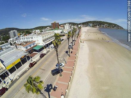Foto aérea de la playa y rambla de Piriápolis en primavera - Departamento de Maldonado - URUGUAY. Foto No. 61398
