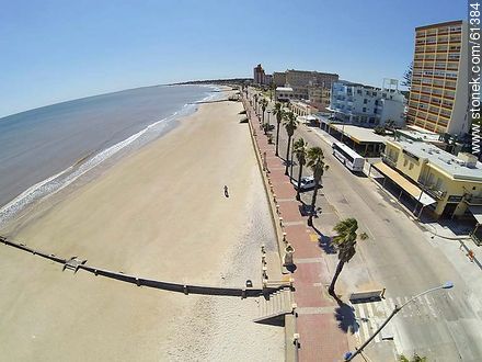 Foto aérea de la playa y rambla de Piriápolis en primavera - Departamento de Maldonado - URUGUAY. Foto No. 61384