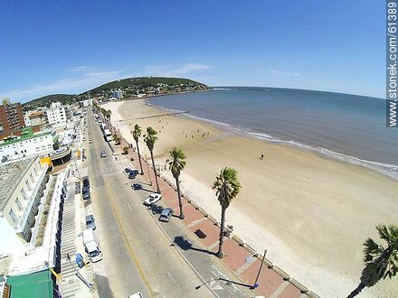 Foto aérea de la playa y rambla de Piriápolis en primavera - Departamento de Maldonado - URUGUAY. Foto No. 61389