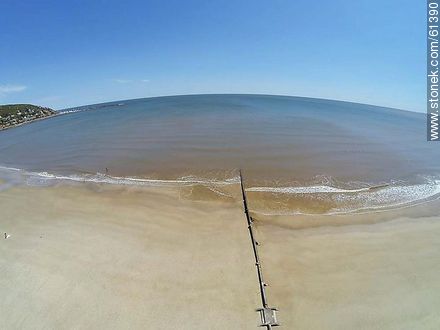 Foto aérea de la desierta playa de Piriápolis en primavera - Departamento de Maldonado - URUGUAY. Foto No. 61390