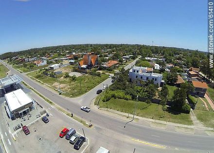 Vista aérea de la Rambla Costanera de Canelones. Estación Ancap. Fin de la doble vía - Departamento de Canelones - URUGUAY. Foto No. 61410