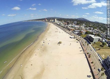 Foto aérea de la rambla y playa - Departamento de Maldonado - URUGUAY. Foto No. 61698