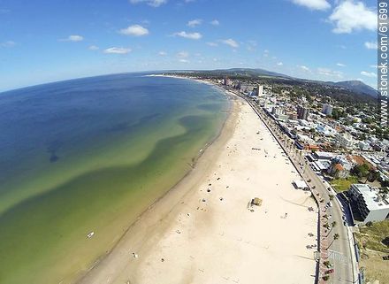Foto aérea de la rambla y playa - Departamento de Maldonado - URUGUAY. Foto No. 61699