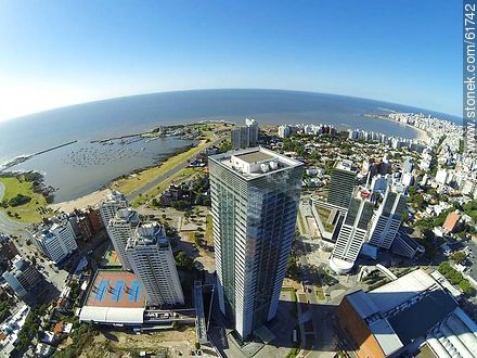 Foto aérea de las torres del World Trade Center Montevideo con vista a Pocitos - Departamento de Montevideo - URUGUAY. Foto No. 61742
