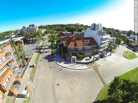 Foto aérea de la esquina de las calles Gral. Riveros, Dr. Golfarini y Calabria - Departamento de Montevideo - URUGUAY. Foto No. 61746