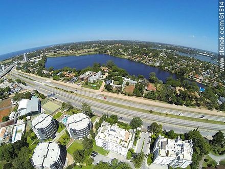 Vista aérea de residencias sobre la Avenida de las Américas y los lagos - Departamento de Canelones - URUGUAY. Foto No. 61814