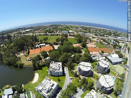 Vista aérea de residencias sobre la Avenida de las Américas y los lagos. Club Alemán - Departamento de Canelones - URUGUAY. Foto No. 61786
