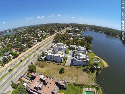 Vista aérea de residencias sobre la Avenida de las Américas y los lagos - Departamento de Canelones - URUGUAY. Foto No. 61812