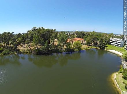Vista aérea de un lago de Carrasco - Departamento de Canelones - URUGUAY. Foto No. 61802