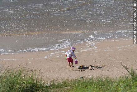 Niño jugando en la orilla - Departamento de Canelones - URUGUAY. Foto No. 61901