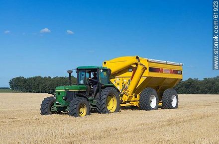 Tractor con depósito móvil de granos -  - IMÁGENES VARIAS. Foto No. 61923