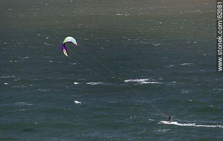Kite surfing en playa Mansa un día ventoso - Punta del Este y balnearios cercanos - URUGUAY. Foto No. 62081