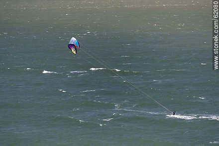 Kite surfing en playa Mansa un día ventoso - Punta del Este y balnearios cercanos - URUGUAY. Foto No. 62080