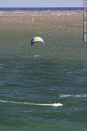 Kite surfing en playa Mansa un día ventoso - Punta del Este y balnearios cercanos - URUGUAY. Foto No. 62079