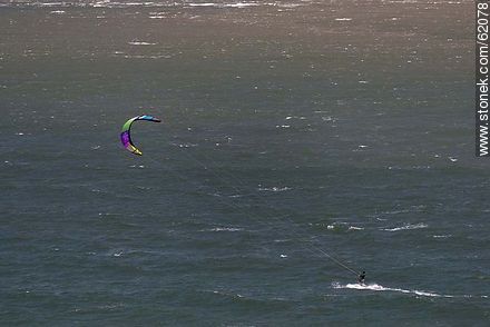 Kite surfing en playa Mansa un día ventoso - Punta del Este y balnearios cercanos - URUGUAY. Foto No. 62078