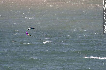 Kite surfing en playa Mansa un día ventoso - Punta del Este y balnearios cercanos - URUGUAY. Foto No. 62077
