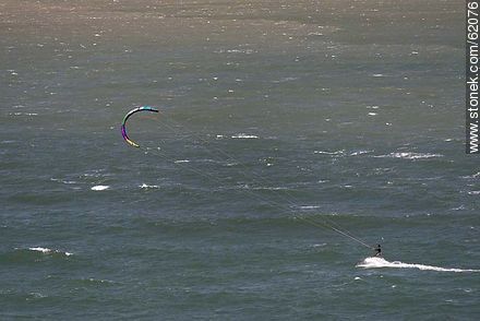 Kite surfing en playa Mansa un día ventoso - Punta del Este y balnearios cercanos - URUGUAY. Foto No. 62076