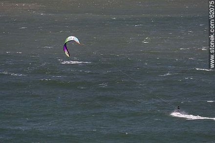 Kite surfing en playa Mansa un día ventoso - Punta del Este y balnearios cercanos - URUGUAY. Foto No. 62075