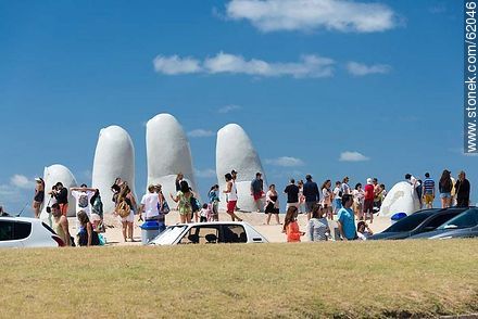 Muchedumbre sobre los dedos de La Mano en Playa Brava - Punta del Este y balnearios cercanos - URUGUAY. Foto No. 62046