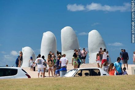 Muchedumbre sobre los dedos de La Mano en Playa Brava - Punta del Este y balnearios cercanos - URUGUAY. Foto No. 62045
