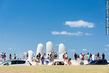 Muchedumbre sobre los dedos de La Mano en Playa Brava - Punta del Este y balnearios cercanos - URUGUAY. Foto No. 62044