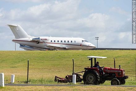 Private jets at the airport in Punta del Este and a tractor mowing the lawn - Punta del Este and its near resorts - URUGUAY. Foto No. 62019