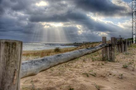 Rays of sun peeking through clouds - High Dynamic Range - DIGITAL PHOTOGRAPHY. Foto No. 62185