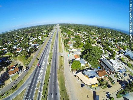 Foto aérea de la Ruta Interbalnearia hacia el este - Departamento de Canelones - URUGUAY. Foto No. 62387