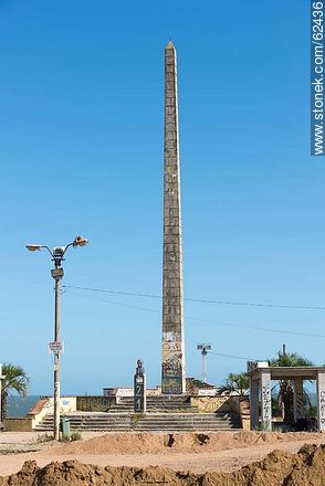 Obelisco y busto de Artigas grafiteados - Departamento de Canelones - URUGUAY. Foto No. 62436
