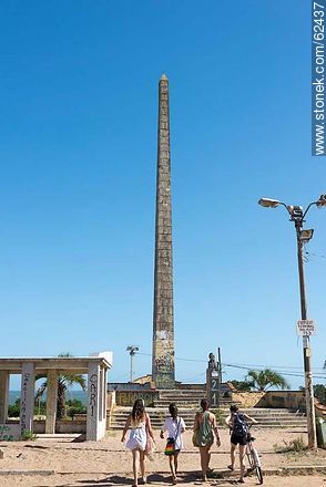 Obelisk and bust Artigas graffitted - Department of Canelones - URUGUAY. Photo #62437