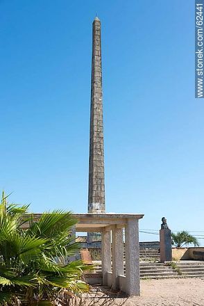 Obelisk and bust of Artigas - Department of Canelones - URUGUAY. Photo #62441