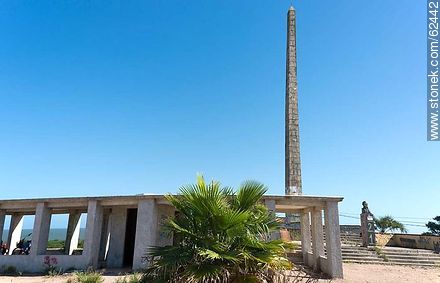 Obelisk and bust Artigas graffitted - Department of Canelones - URUGUAY. Photo #62442