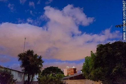 Nubes en la noche - Departamento de Montevideo - URUGUAY. Foto No. 62467