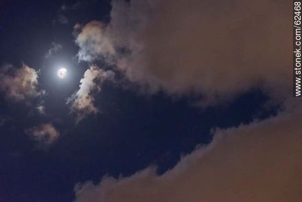 La luna entre las nubes de la noche - Departamento de Montevideo - URUGUAY. Foto No. 62468