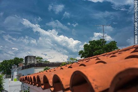 Variedad de nubes sobre techo de tejas curvas -  - IMÁGENES VARIAS. Foto No. 62449