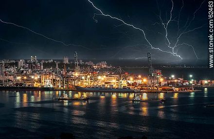 Thunderstorm in the night port activity in Montevideo - Departamento de Montevideo - URUGUAY. Foto No. 62463