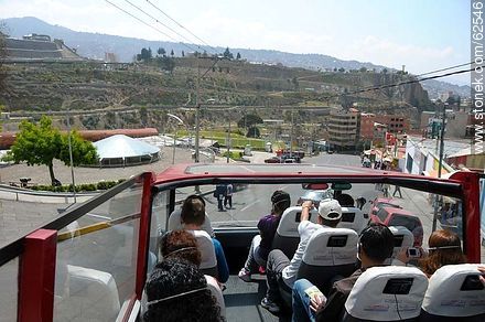 Piso superior de un ómnibus turístico. Calle J. J. Pérez con vista a la Avenida del Poeta - Bolivia - Otros AMÉRICA del SUR. Foto No. 62546