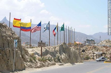 Banderas en torno a la entrada al circuito turístico del Valle de la Luna - Bolivia - Otros AMÉRICA del SUR. Foto No. 62579