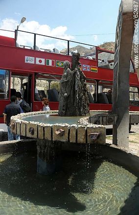 Fuente y ómnibus de dos pisos del circuito turístico - Bolivia - Otros AMÉRICA del SUR. Foto No. 62487