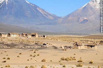 Village in the Bolivian highlands next to the snowy Payachatas - Bolivia - Others in SOUTH AMERICA. Foto No. 62984