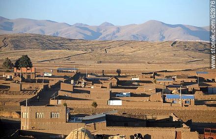 Village on Route 1. Carretera Panamericana La Paz - Oruro - Bolivia - Others in SOUTH AMERICA. Foto No. 62876