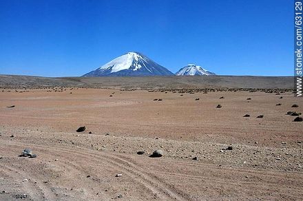 Asoman los volcanes Parinacota y Pomerape - Chile - Otros AMÉRICA del SUR. Foto No. 63129