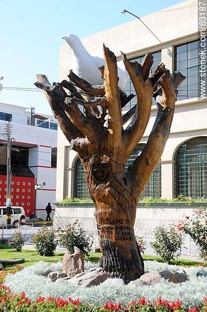 Árbol con paloma blanca tallada en madera - Perú - Otros AMÉRICA del SUR. Foto No. 63187