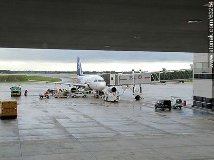 Avión de Lan en la manga del aeropuerto de Carrasco - Departamento de Canelones - URUGUAY. Foto No. 63254