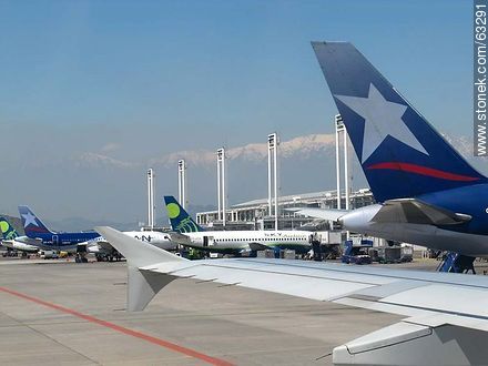 Pista con aviones de distintas compañías - Chile - Otros AMÉRICA del SUR. Foto No. 63291