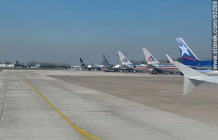 Pista con aviones de distintas compañías - Chile - Otros AMÉRICA del SUR. Foto No. 63288