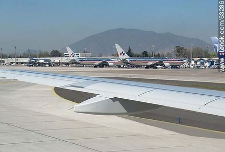 Pista con aviones de distintas compañías - Chile - Otros AMÉRICA del SUR. Foto No. 63286