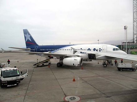 Avión Airbus de LAN en el aeropuerto de Iquique - Chile - Otros AMÉRICA del SUR. Foto No. 63356